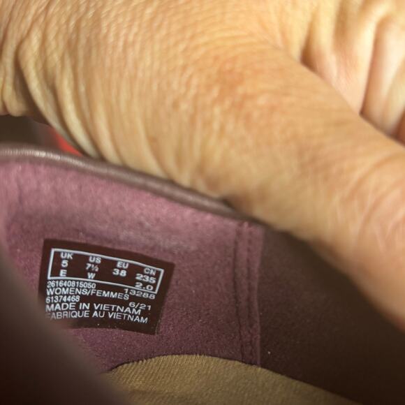 Clarks Womens Loafers Shoes Purple Leather Comfort Slip On Size 7.5 WIDE - Picture 8 of 8